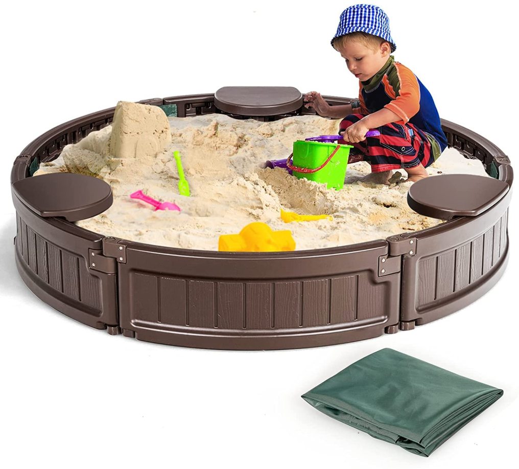 HONEY JOY Sandbox with Cover, Round Sand Pit Play Station for Backyard, 3 Built-in Seating & Bottom Drainage Liner