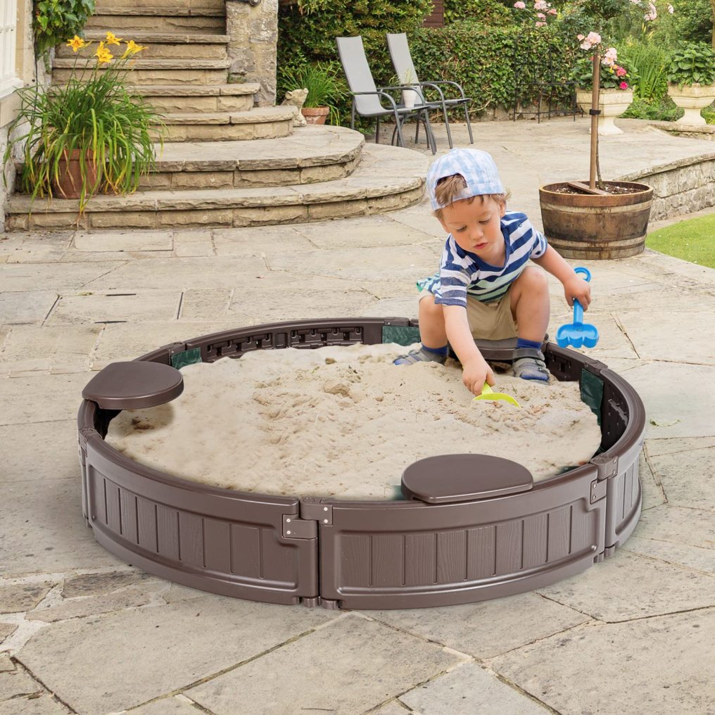 HONEY JOY Sandbox with Cover, Round Sand Pit Play Station for Backyard, 3 Built-in Seating & Bottom Drainage Liner
